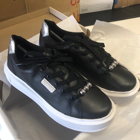 Super comfy leather sneakers in black match any occasions, Limited sizes - Picture 1 of 6